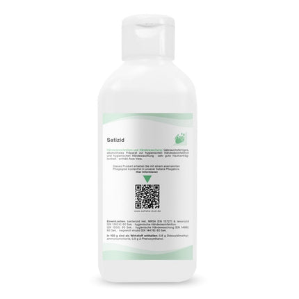 Eine weiße Flasche mit grünem Etikett mit Text, QR-Code und „Alkoholfreie Händedesinfektion Satizid (ab 6,66€/l)“ von Satiata Med.